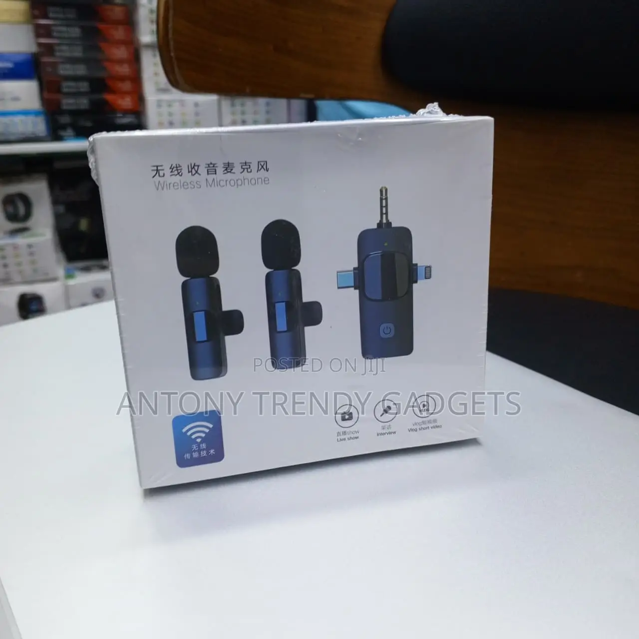 Professional 3-in-1 Wireless Lavalier Mic for iPhone Android