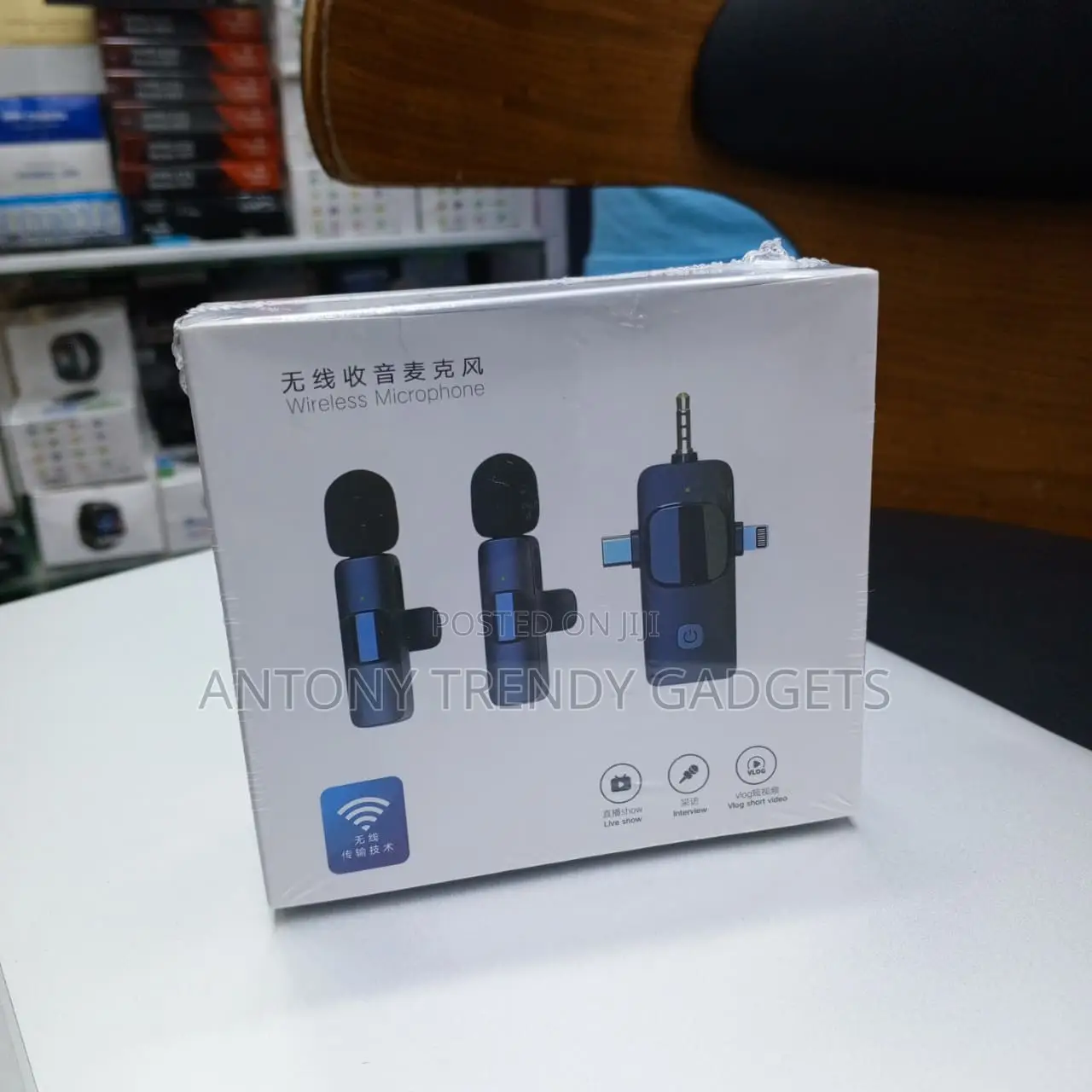 Professional 3-in-1 Wireless Lavalier Mic for iPhone Android