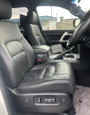Toyota Land Cruiser 4.6 V8 ZX 2019 White