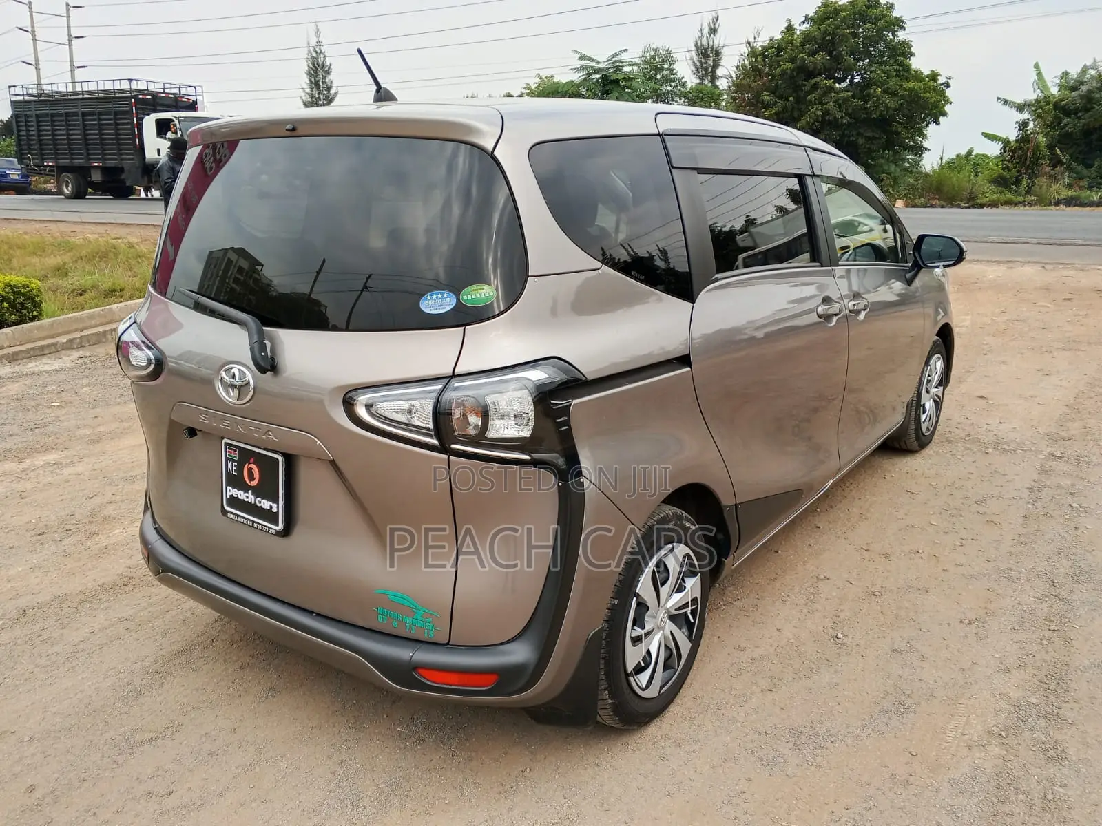 Toyota Sienta 2021 Silver