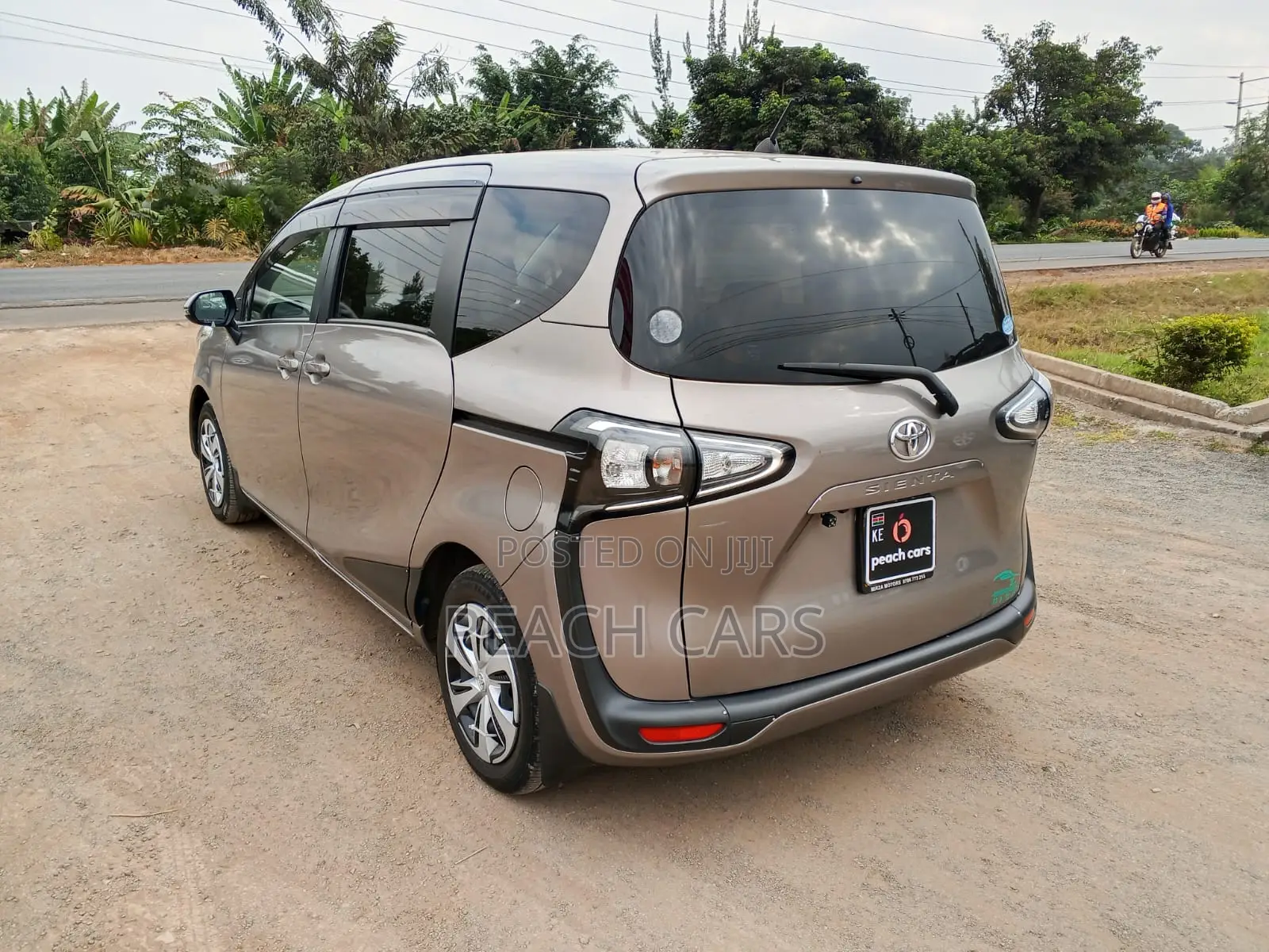 Toyota Sienta 2021 Silver