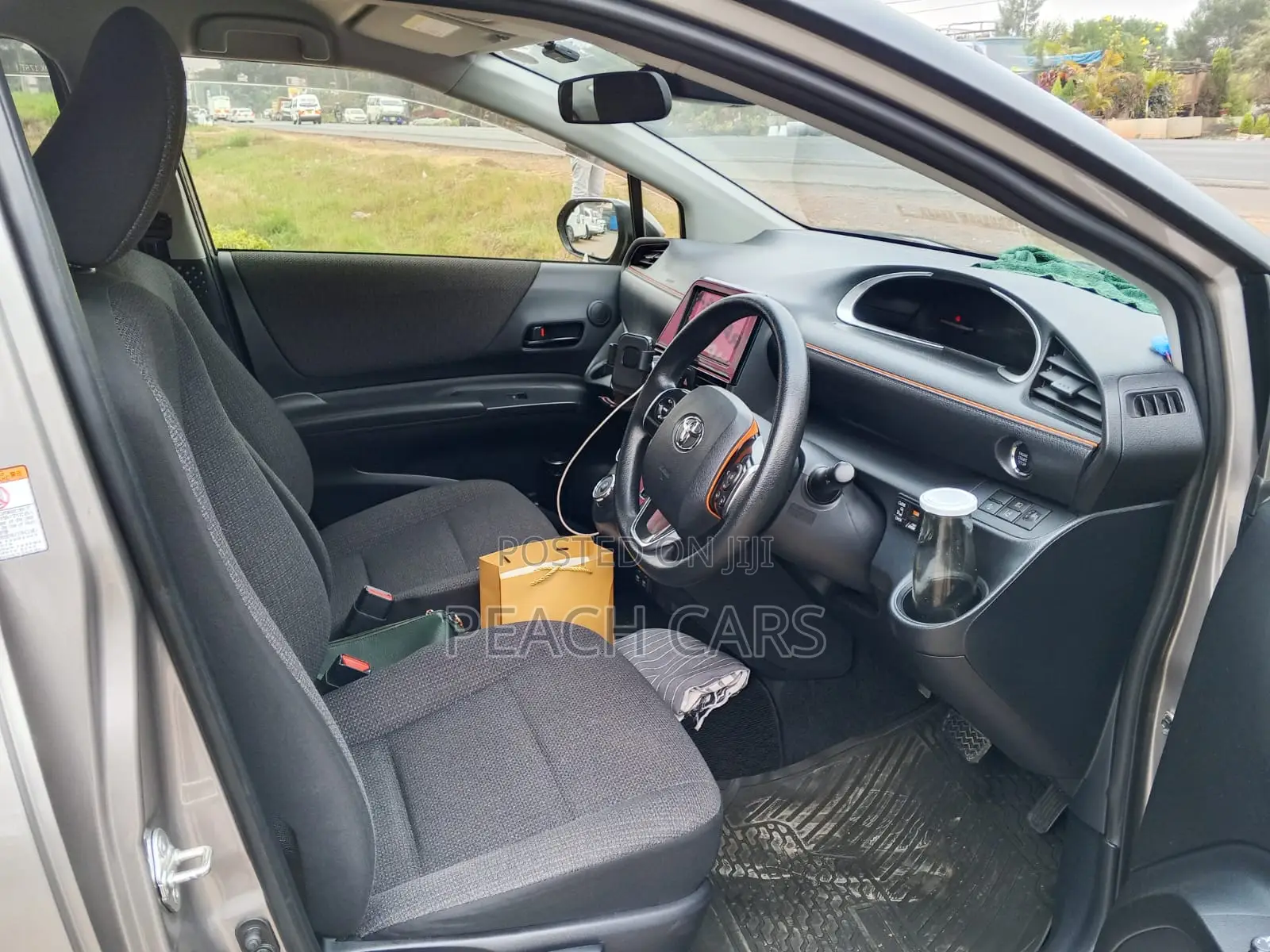 Toyota Sienta 2021 Silver