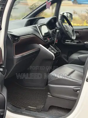 Toyota Esquire 2019 Pearl
