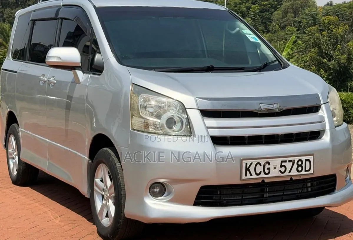 Toyota Noah 2009 Silver