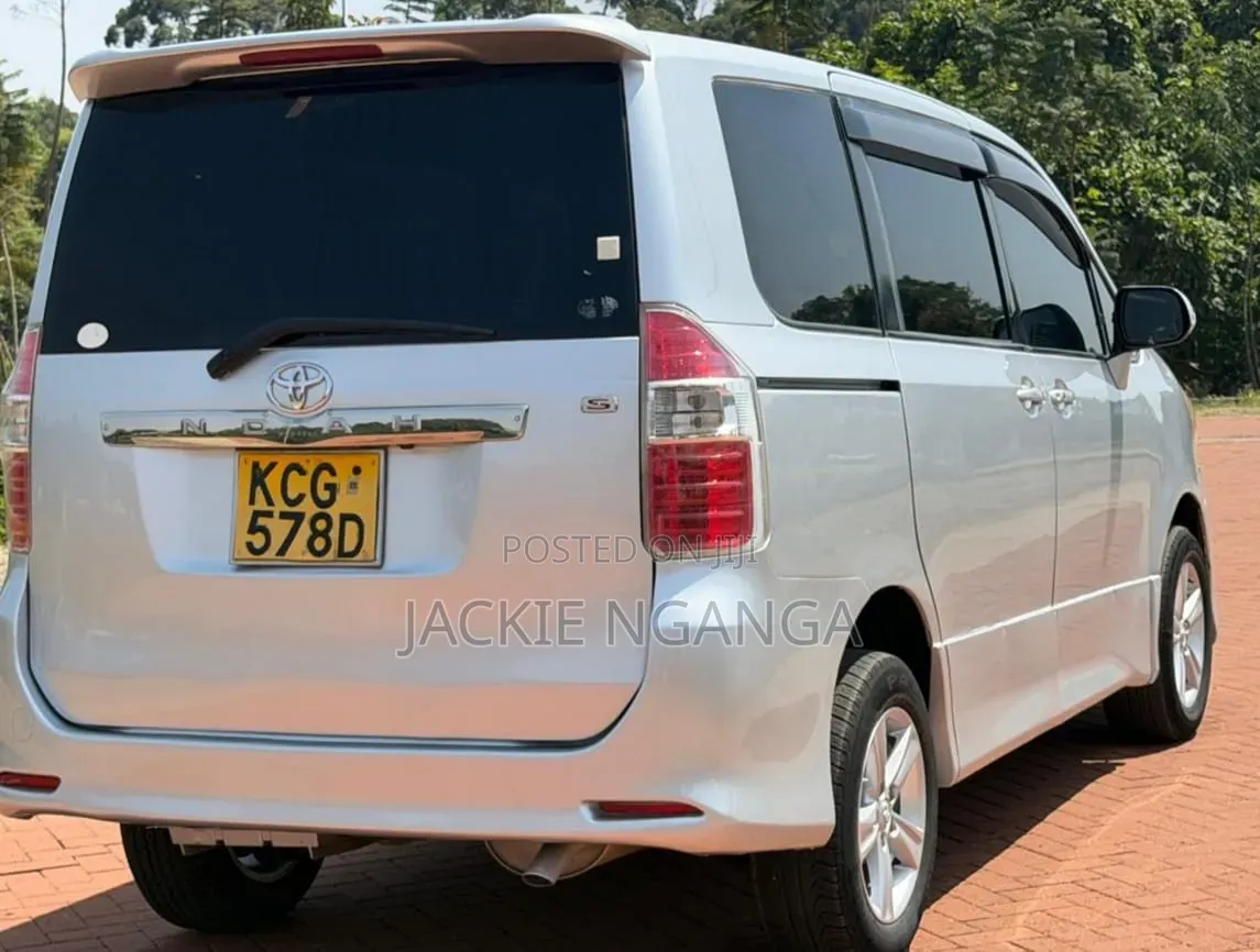 Toyota Noah 2009 Silver