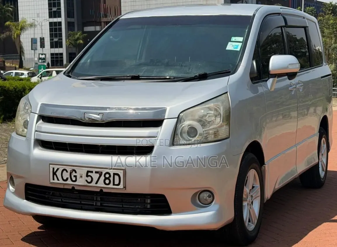 Toyota Noah 2009 Silver