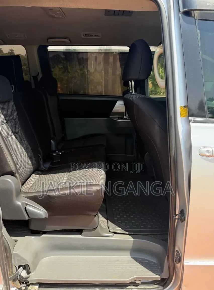 Toyota Noah 2009 Silver