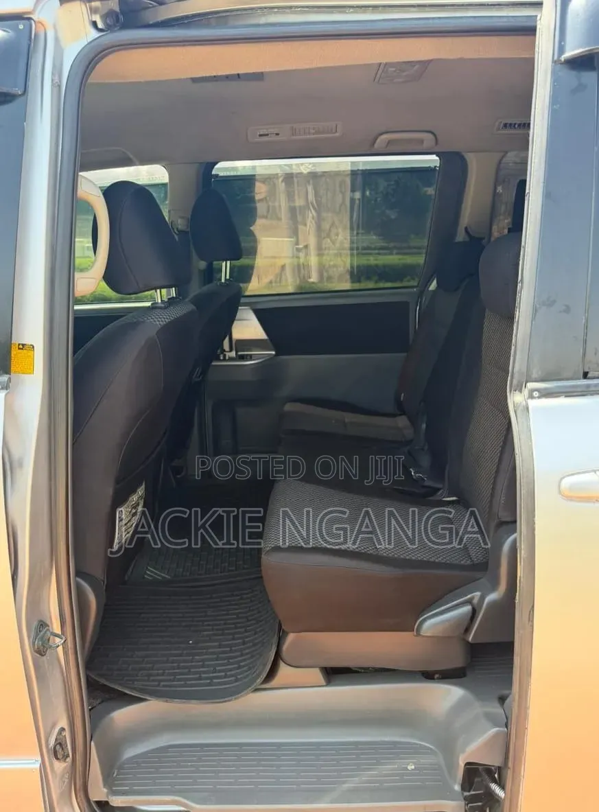 Toyota Noah 2009 Silver