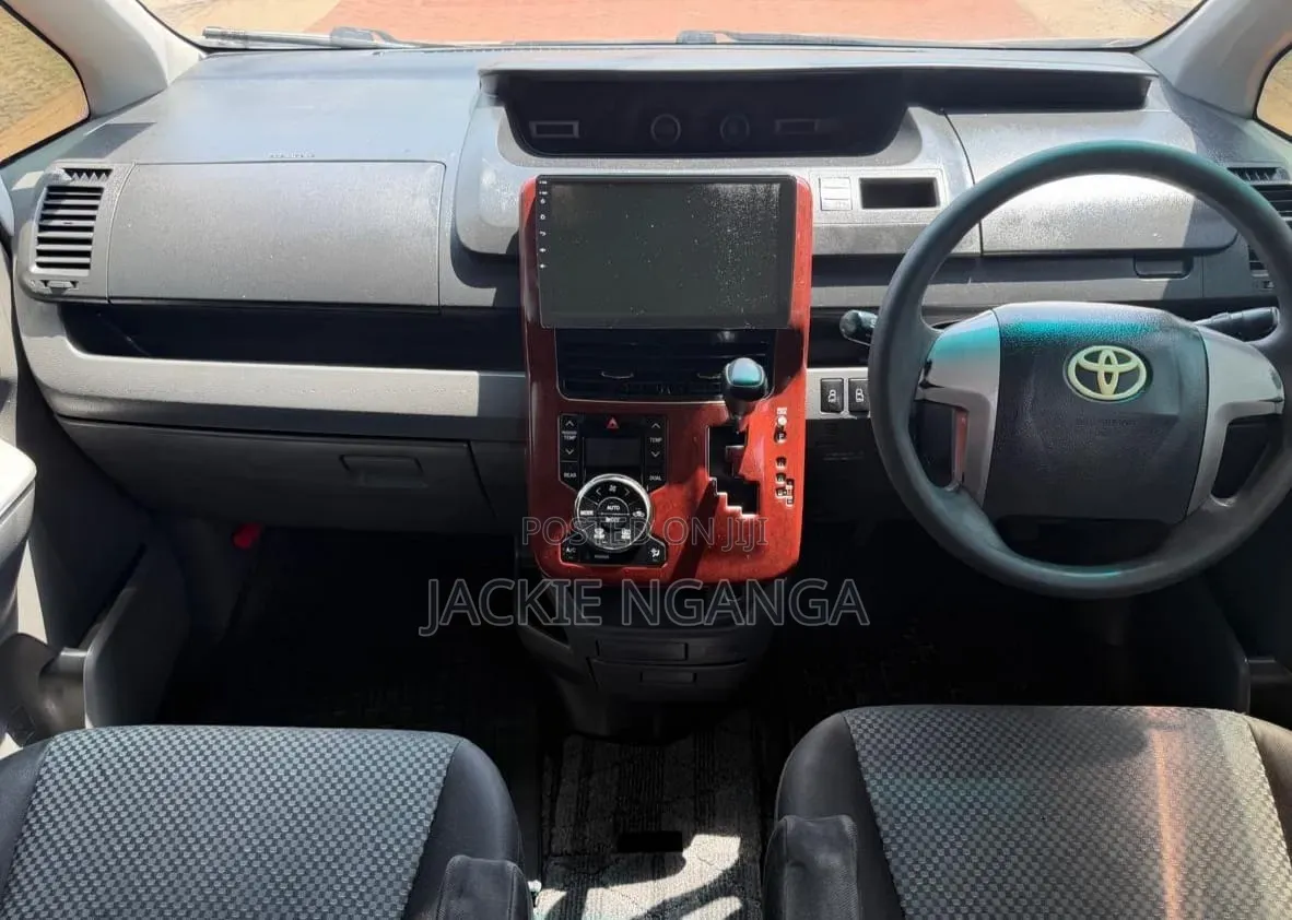 Toyota Noah 2009 Silver