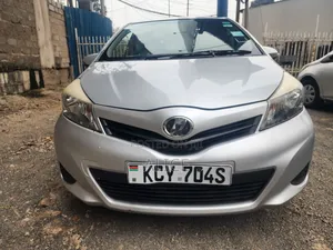 Toyota Vitz 2012 Silver
