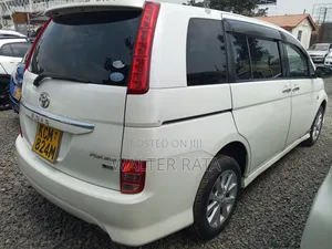 Toyota ISIS 2010 White