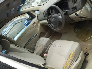 Toyota ISIS 2010 White