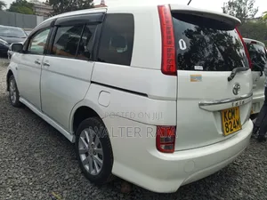 Toyota ISIS 2010 White