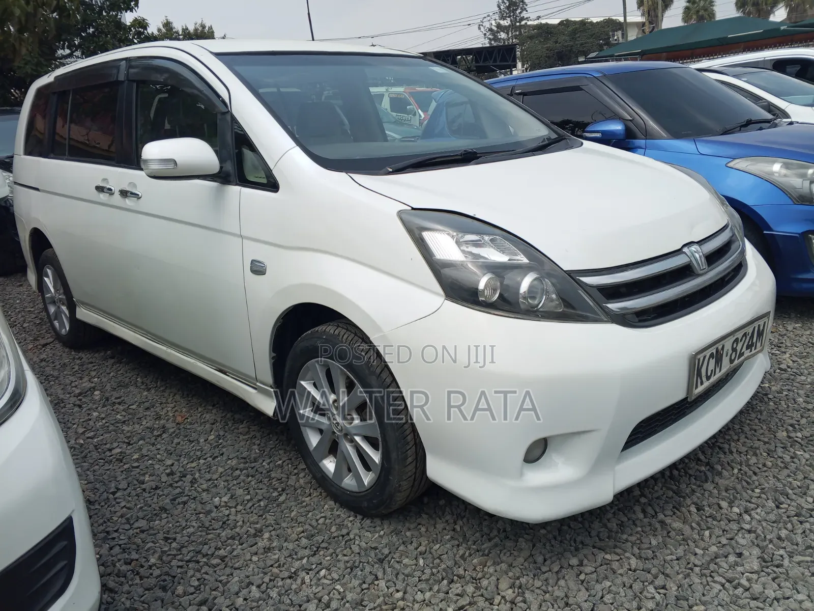 Toyota ISIS 2010 White