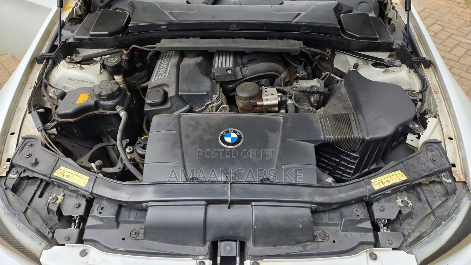BMW 320i Sedan RWD 2011 White