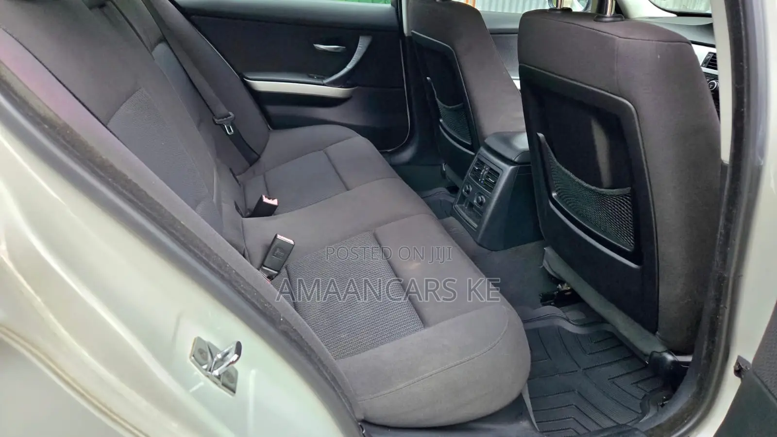 BMW 320i Sedan RWD 2011 White