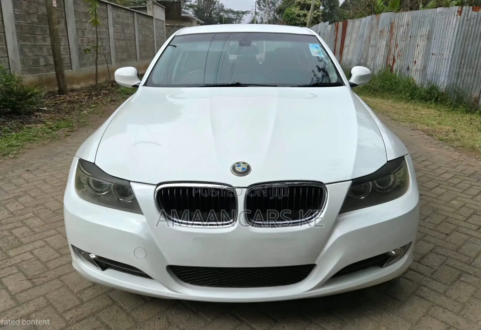 BMW 320i Sedan RWD 2011 White