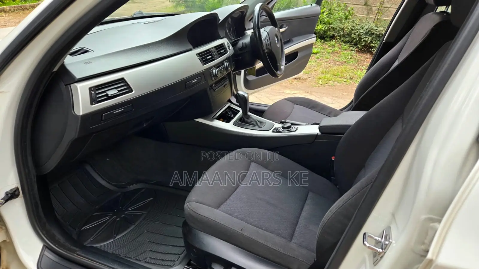 BMW 320i Sedan RWD 2011 White