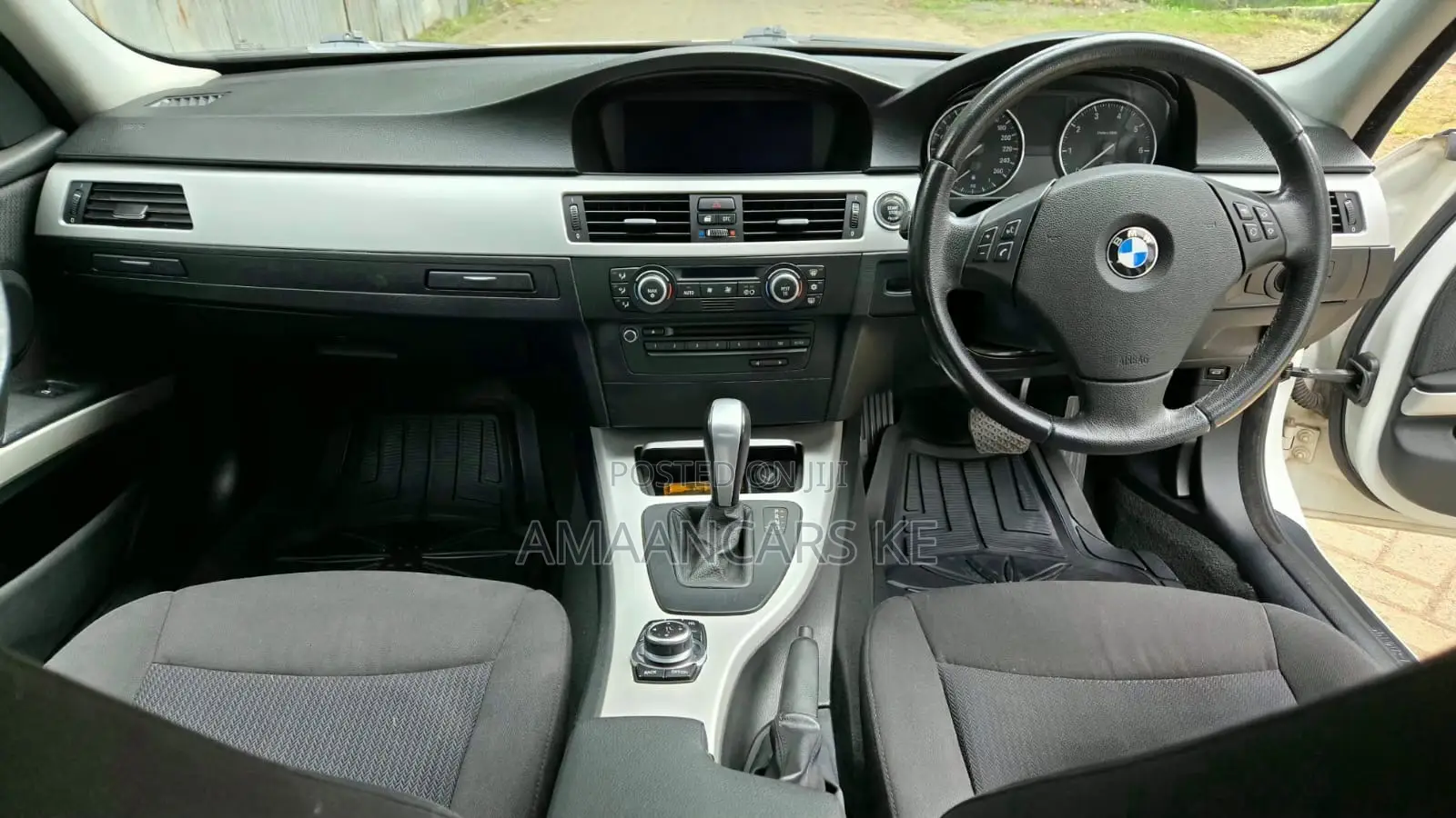 BMW 320i Sedan RWD 2011 White
