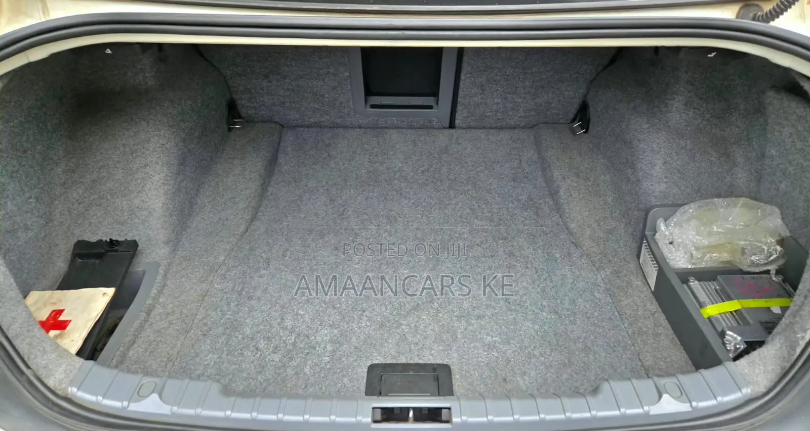 BMW 320i Sedan RWD 2011 White