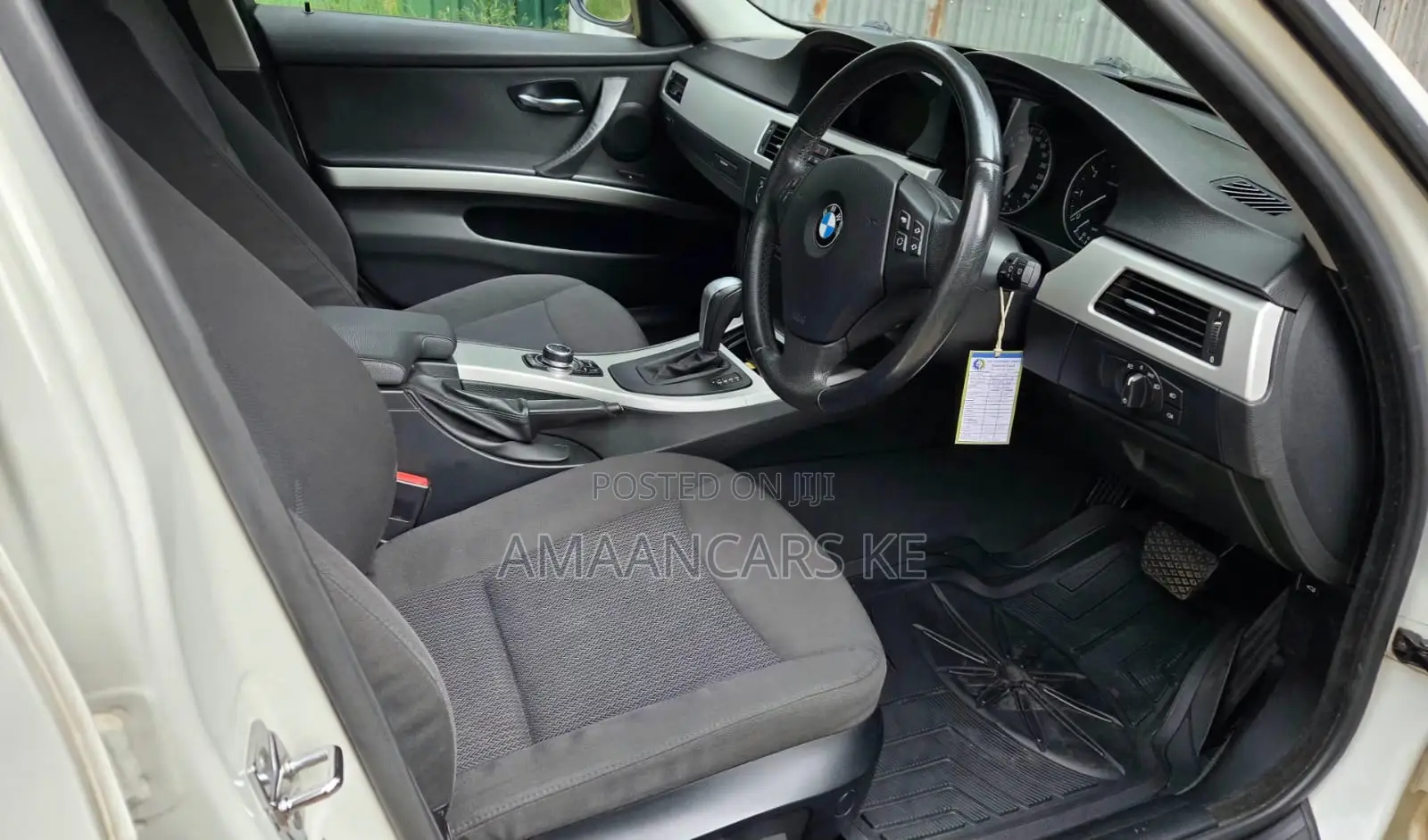 BMW 320i Sedan RWD 2011 White