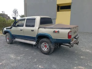 Toyota Hilux 2001 Gold