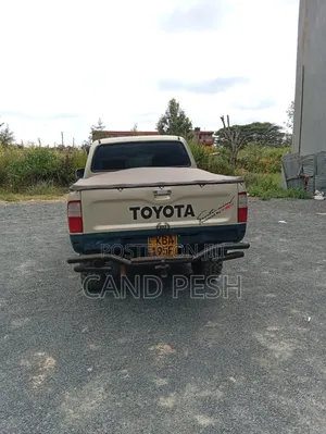 Toyota Hilux 2001 Gold