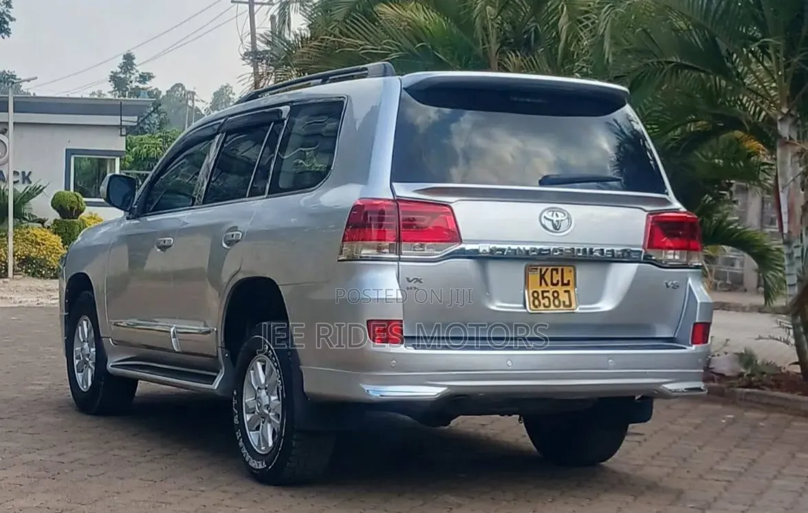 Toyota Land Cruiser 2010 Silver