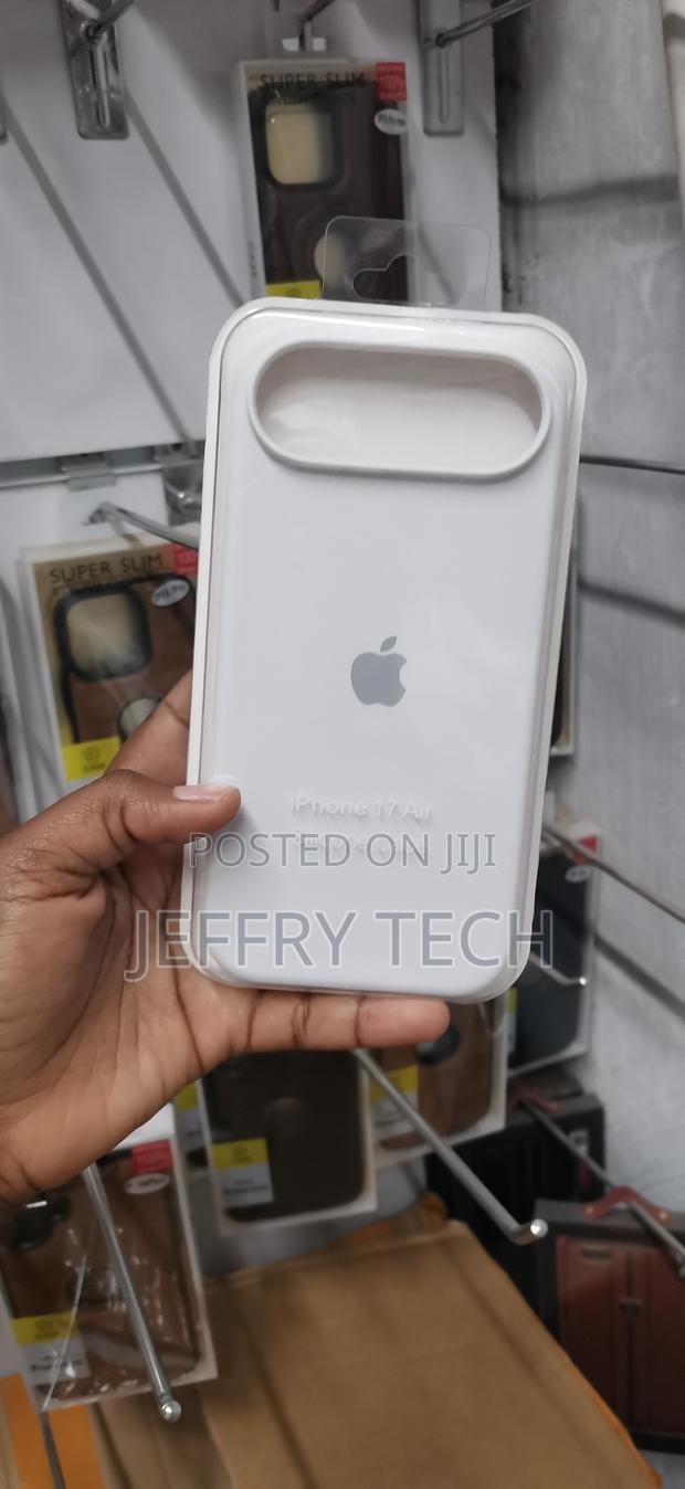 iPhone 17 Horizontal Pill-Shaped Camera Cutout Cover - main view