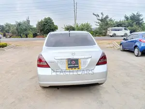 Nissan Tiida 2010 Silver