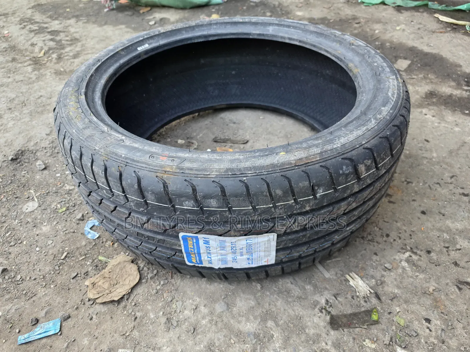 245 /40 R19 Maxtrek.