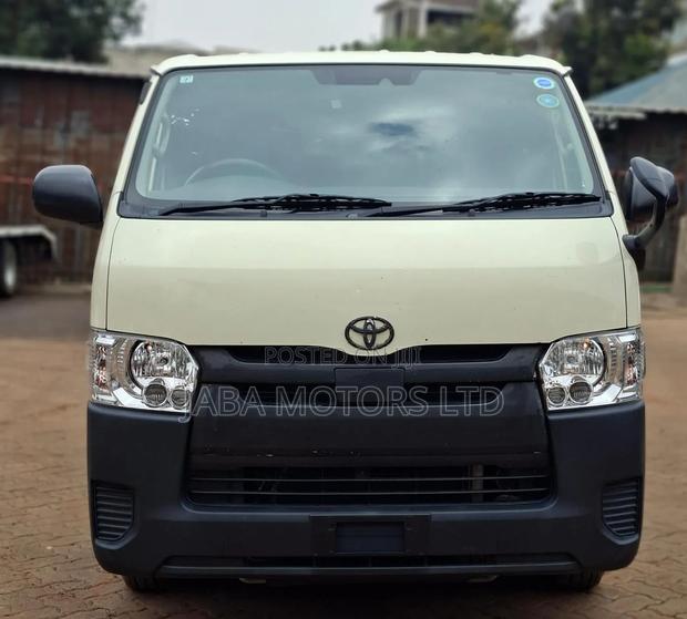 Toyota HiAce 2019 White