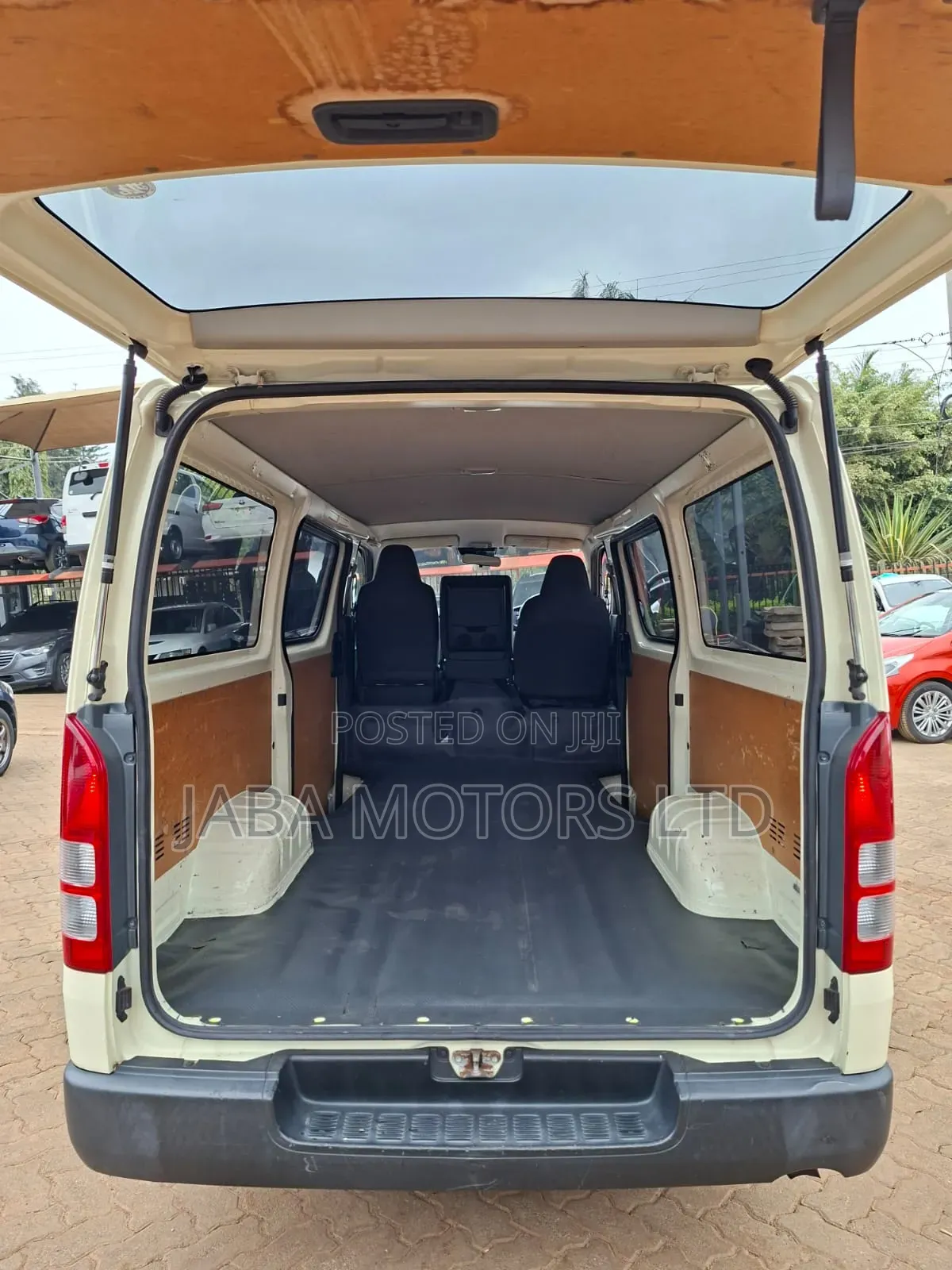 Toyota HiAce 2019 White