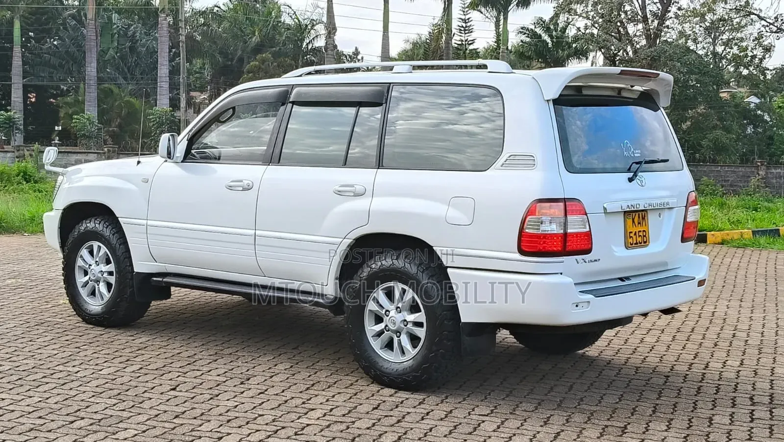 Toyota Land Cruiser 1988 White