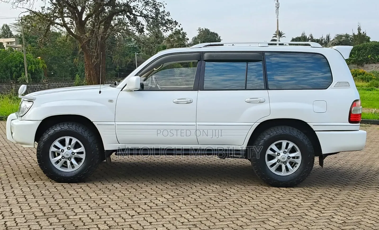 Toyota Land Cruiser 1988 White