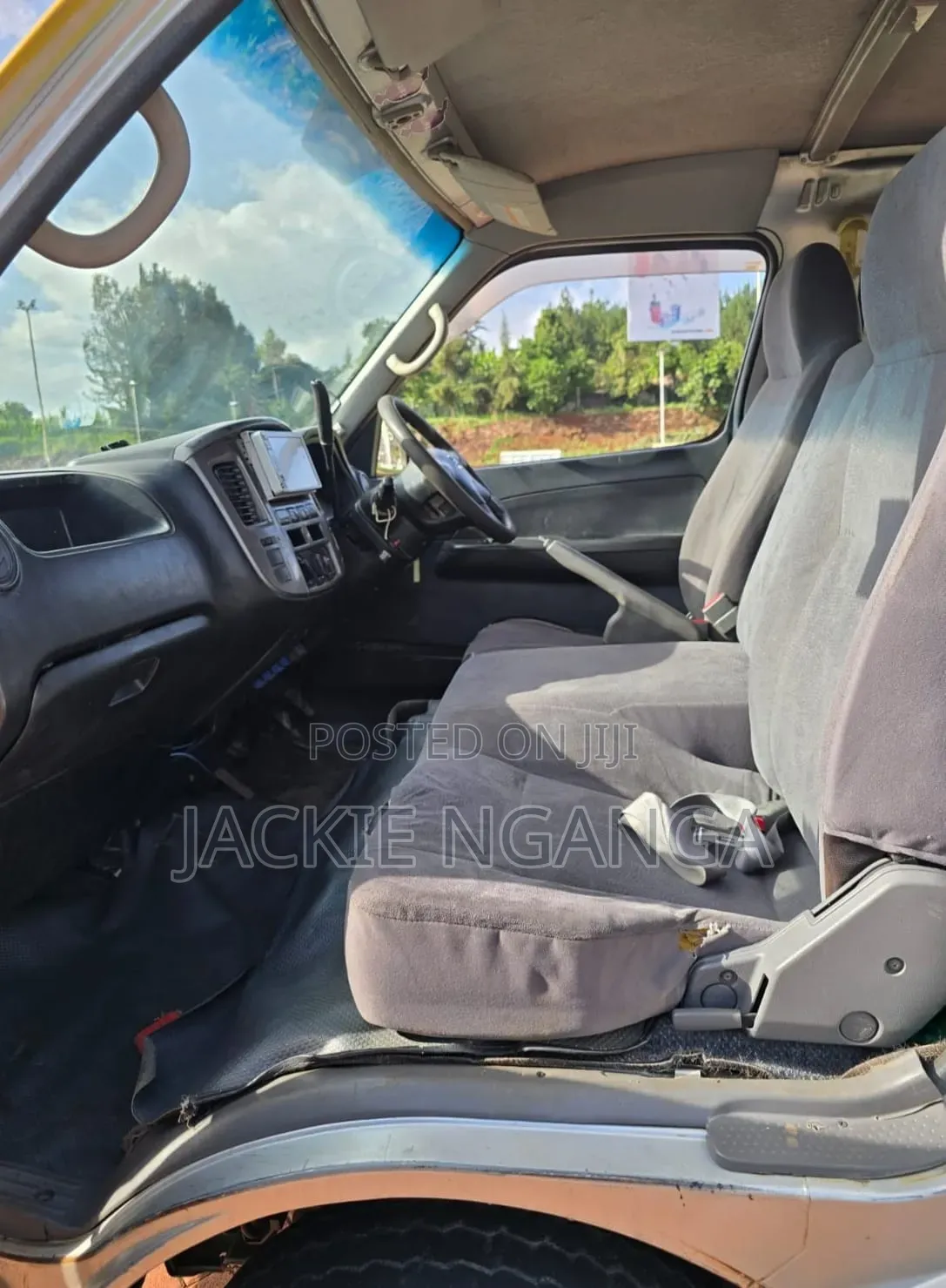 Nissan Caravan (Urvan) 2010 Yellow