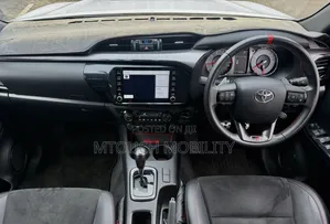 Toyota Hilux 2021 White