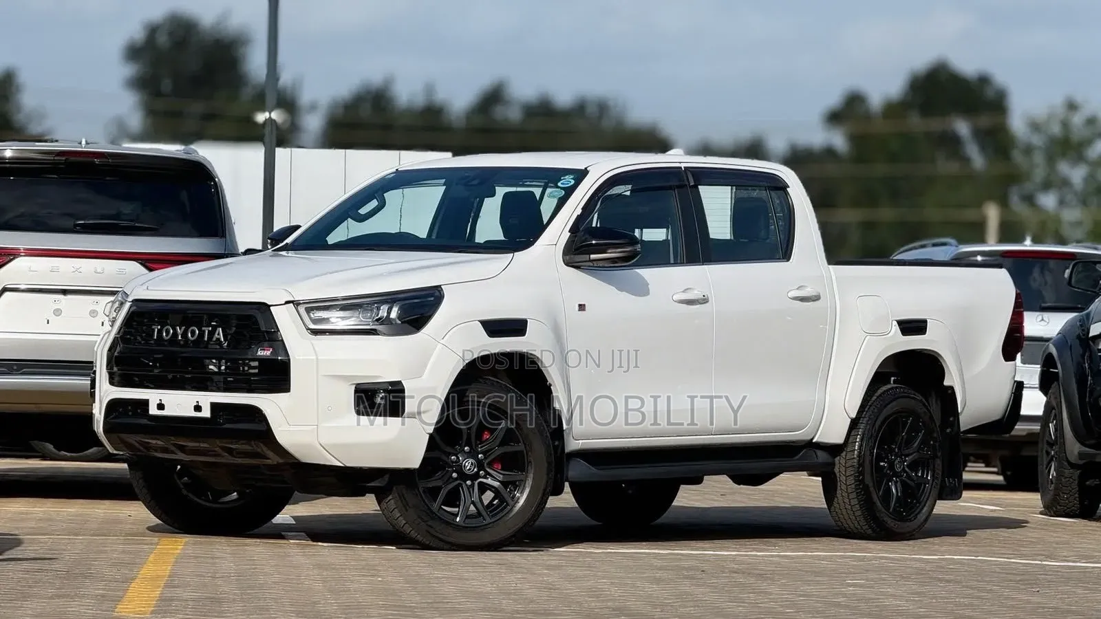 Toyota Hilux 2021 White
