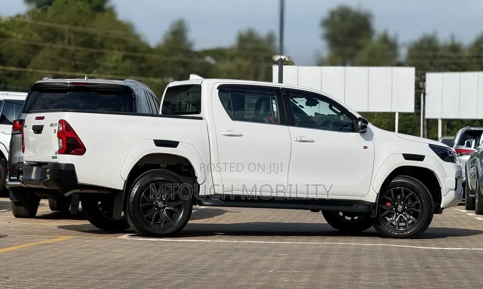 Toyota Hilux 2021 White