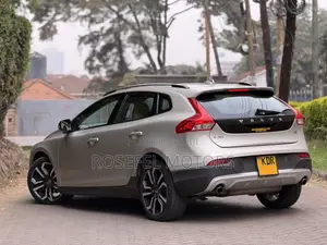 Volvo V40 2017 Gold