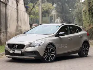 Volvo V40 2017 Gold