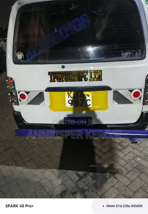 Toyota HiAce 2000 Beige