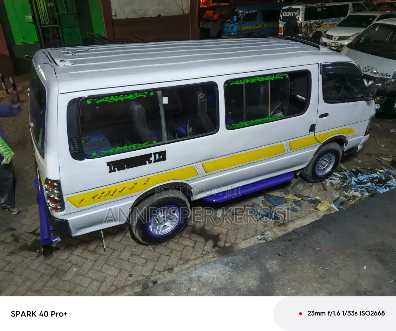 Toyota HiAce 2000 Beige