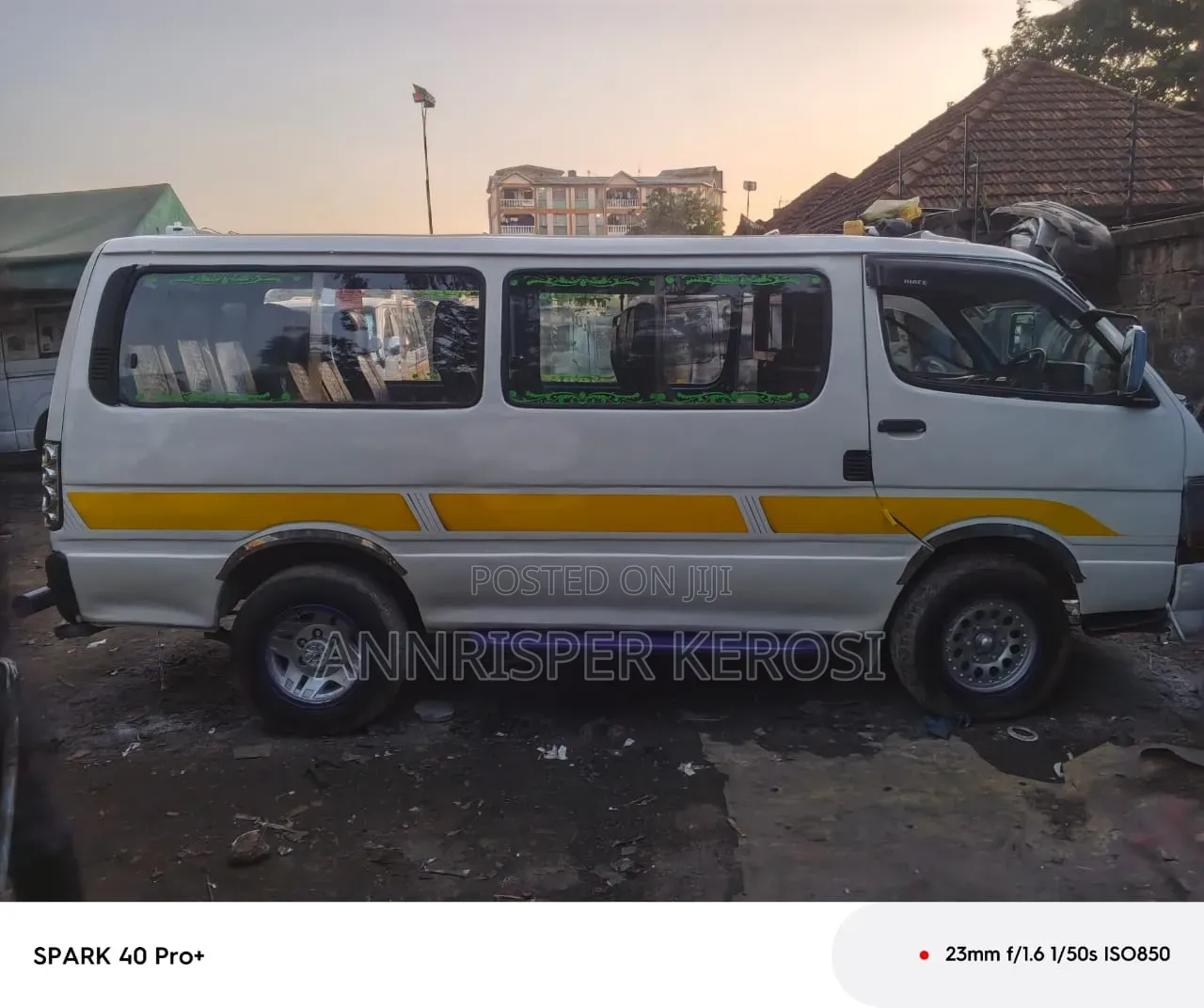 Toyota HiAce 2000 Beige