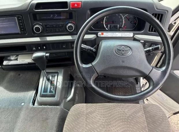 Toyota Coaster 2019 White - thumbnail 6