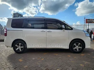 Toyota Noah 2011 Pearl