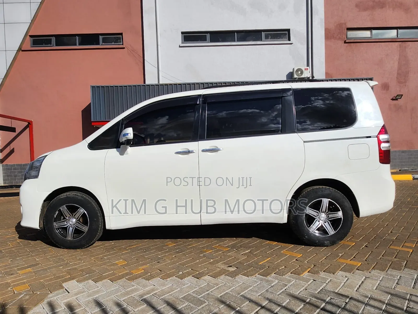 Toyota Noah 2011 Pearl