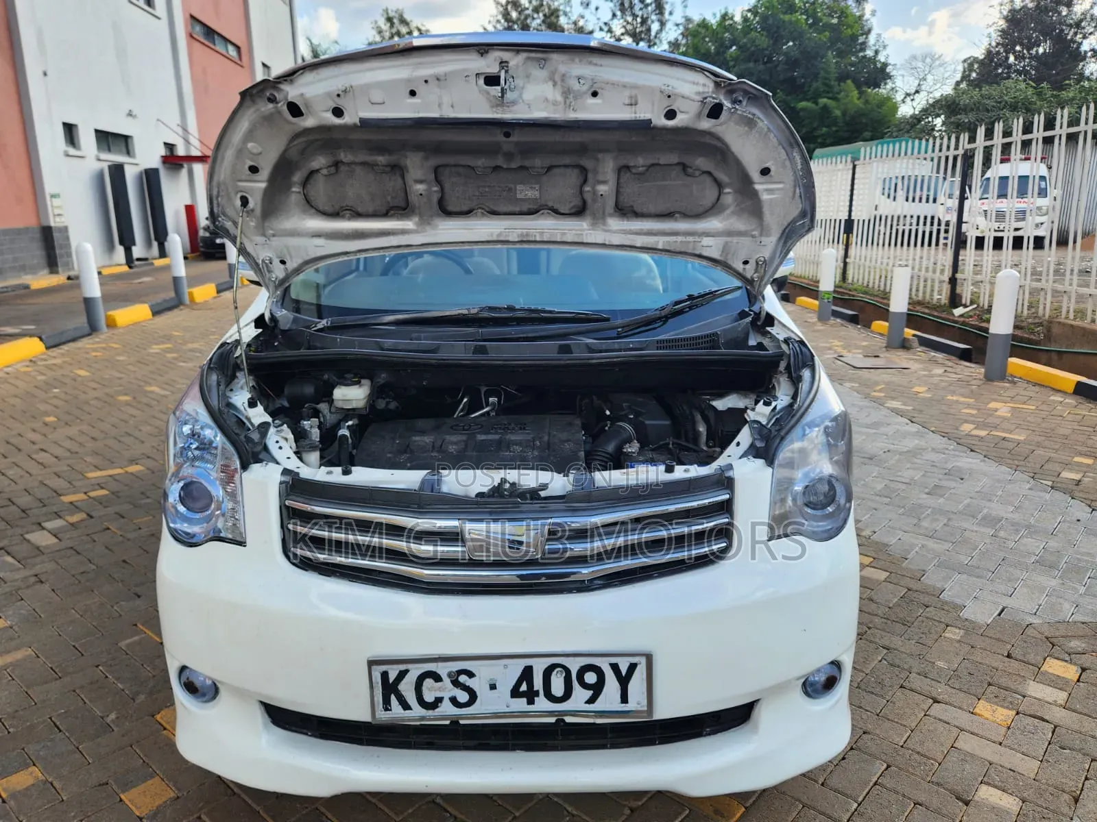 Toyota Noah 2011 Pearl