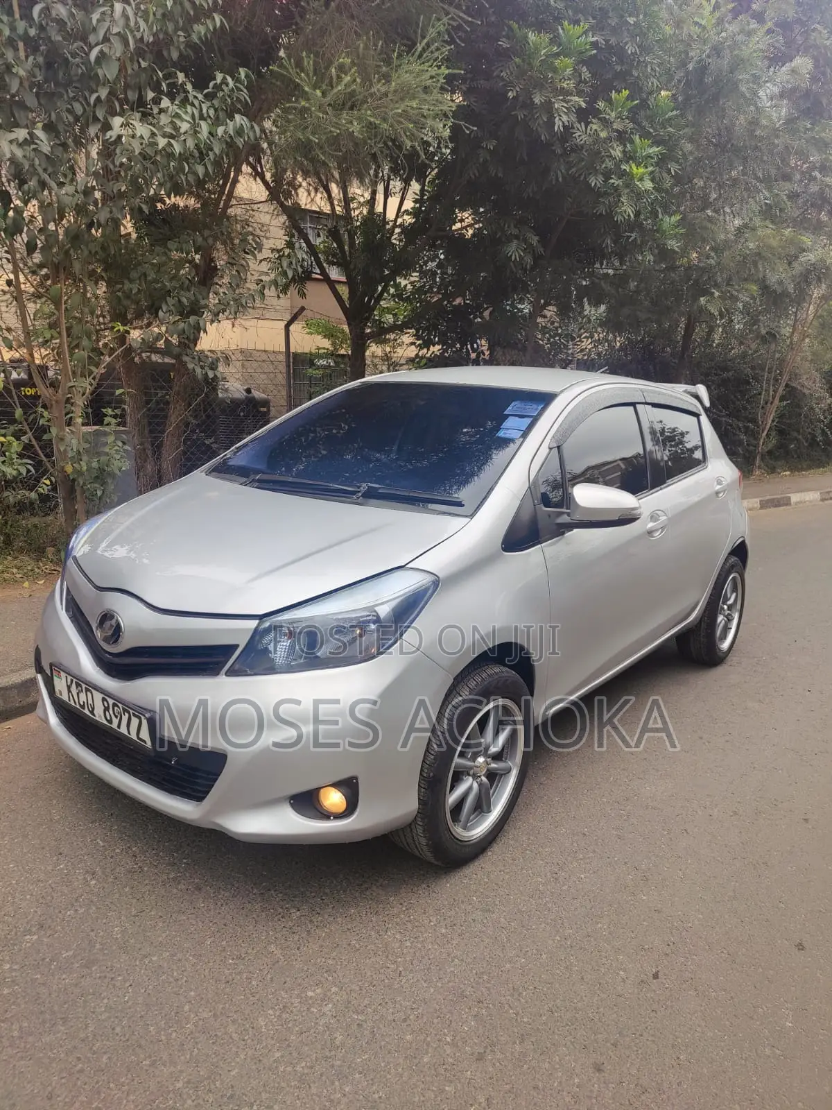 Toyota Vitz 2011 Silver