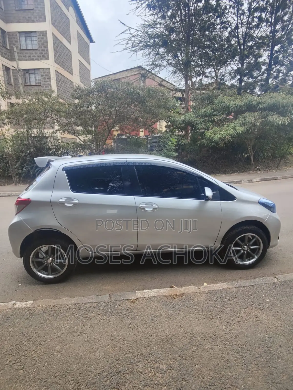 Toyota Vitz 2011 Silver